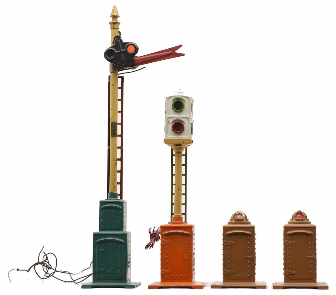 Lionel Die-Cast Accessories 078 082 919 91: Lionel prewar O gauge die-cast accessories including; 078 train control signal with orange base, cream pole, white signal head missing one lens and pea green ladder, 082 train control semaphore with p