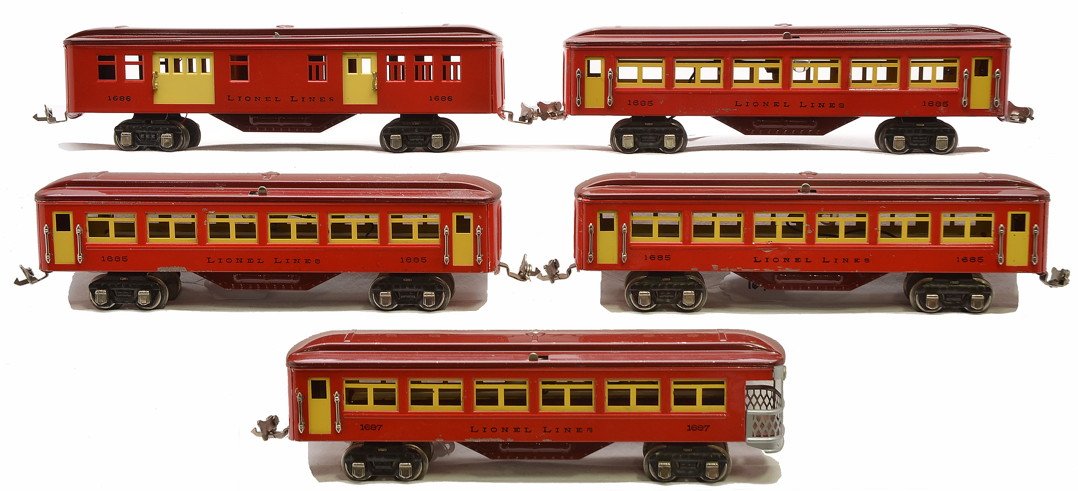 Lionel Red/Maroon Pass Cars 3-1685 1687: Lionel prewar O gauge red and maroon passenger cars with cream inserts and nickel journals including; three 1685 Pullmans and a 1687 observation. One of the Pullmans has a repainted roof. Cars are C6-
