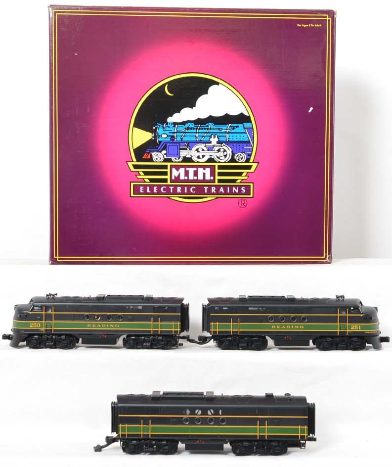 MTH Reading FT A-B-A with Proto 2: MTH modern O gauge 20-2345-1 Reading FT A-B-A set in OB. Powered loco features Protosound 2.0, DCS control, Protosmoke, Protocouplers, and more. Set is C8 with run time.