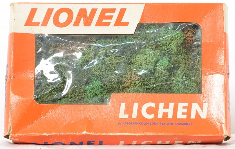 Lionel Postwar O gauge 971 Lichen: Lionel Postwar O gauge 971 Lichen, box has an intact cellophane window but the box itself has some shelf wear and creases.
