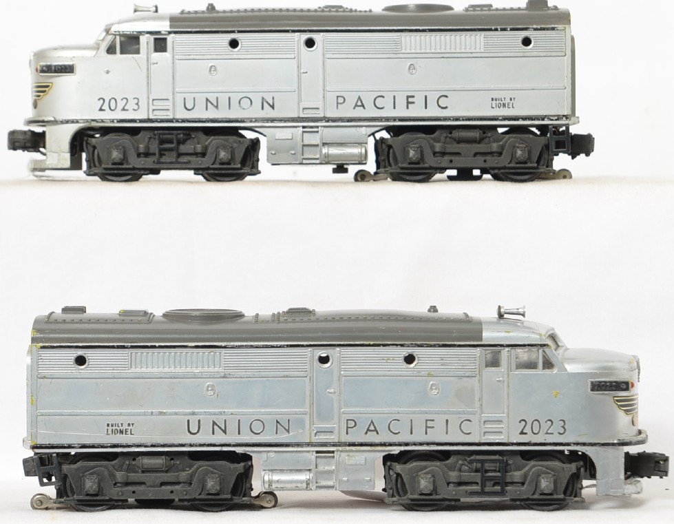 Lionel Postwar O gauge 2023 silver Union Pacific Alco: Lionel Postwar O gauge 2023 silver Union Pacific Alco AA set, no battery or pilot damage, C6.