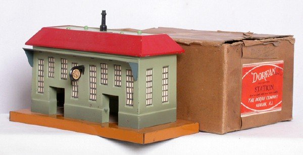 Dorfan prewar 425 station in original box: Dorfan prewar 425 station, original paint, no roof flag, includes clock, green roof has some paint flaking the rest of the station is quite nice C7. OB has one inner flap off but is included.