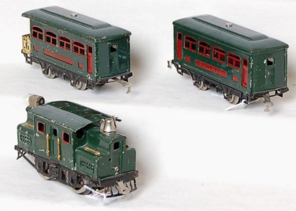 Lionel prewar 152 loco with 629 and 630: Lionel prewar O gauge 152 loco with 629 and 630 passenger cars. Original paint on set is clean but has some paint chips so C5-6. Pickup roller has been replaced on the loco, engine wheels have a few c
