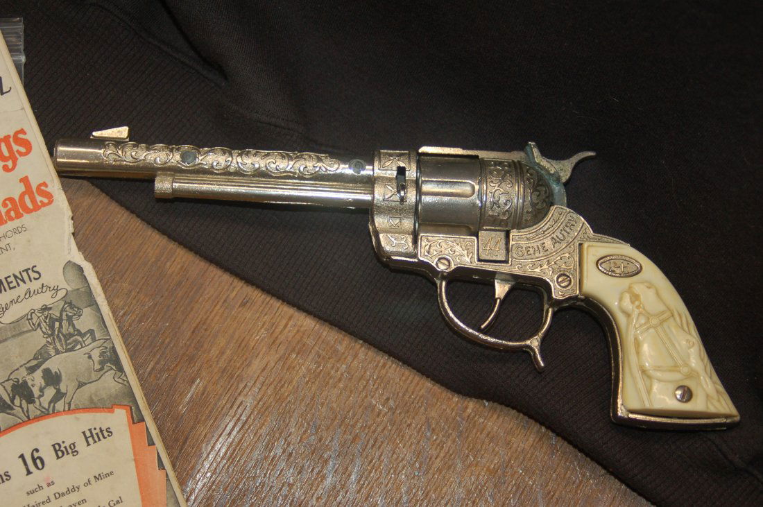 VINTAGE GENE AUTRY CAP GUN IN FANTASTIC CONDITION RARE: VINTAGE GENE AUTRY CAP GUN IN FANTASTIC CONDITION RARE RARE COLLECTIBLE PIECE IN WORKING ORDER AND NOTE ALSO THE GENE AUTRY SHEET MUSIC LOT AND WE CAN COMBINE SHIPPING!