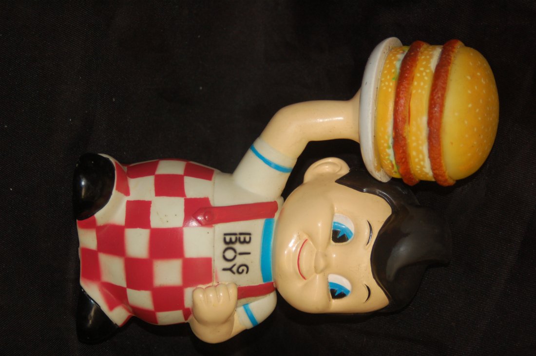 SPINNING BURGER BIG BOY BANK SCARCE: HERE IS A WONDERFUL EXAMPLE OF THE MORE SCARCE BIG BOY BANK WHERE THE BURGER SPINS AROUND APPARENTLY IT WAS TOO COSTLY TO MANUFACTURE SO LATER VERSIONS THE BURGER DID NOT SPIN AND SO THESE ARE THE MOR