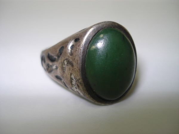 Gent's Sterling Ring with solitaire cabochon green: Gent's Sterling Ring with solitaire cabochon green nephrite jade (needs re-polishing) measuring 12x18mm, ring size 8-3/4