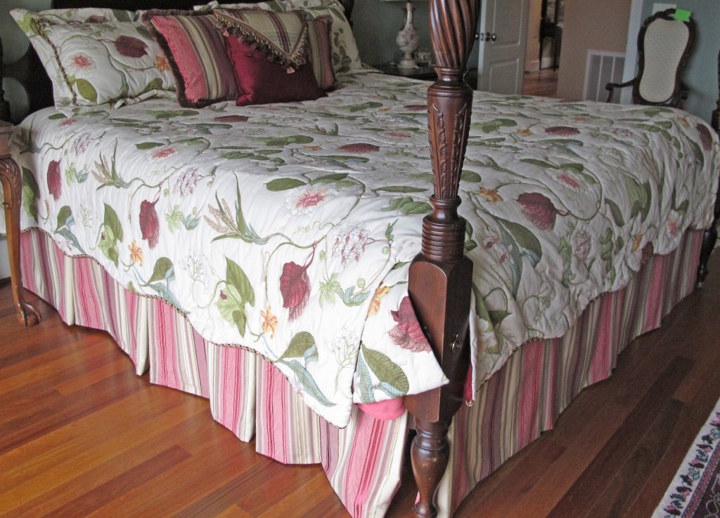 Custom Made King Size Quilted Coverlet w/ pillows: Custom Made King Size Bed Quilted Coverlet and matching king size pillows and shams, Three custom made coordinated throw pillows