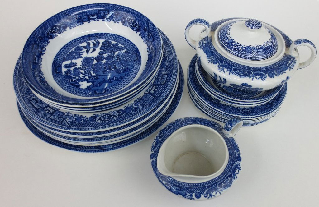 John Steventon Royal Venton Ware: John Steventon Royal Venton Ware, assorted pieces including,Sugar & Creamer, Dinner Plate, Salad Plates, Soup Bowls, Dessert Plates, Fruit Bowls, Good condition, no chiJohn Steventon Royal Venton Ware