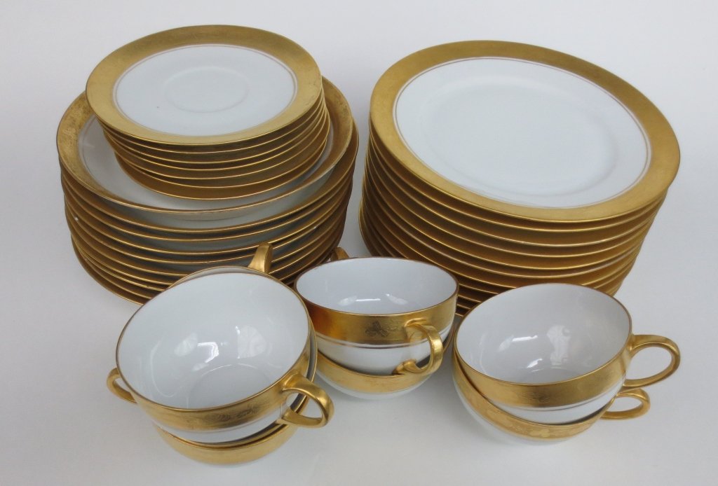 Hutschenreuther Selb Bavarian Porcelain: Hutschenreuther Selb Bavarian Porcelain, 'Favorite', (7) Tea Cups, (7) Saucers, (11) Dessert/Salad Plates, (10) Soup Bowls, Good condition, no chips, cracks, or repairs