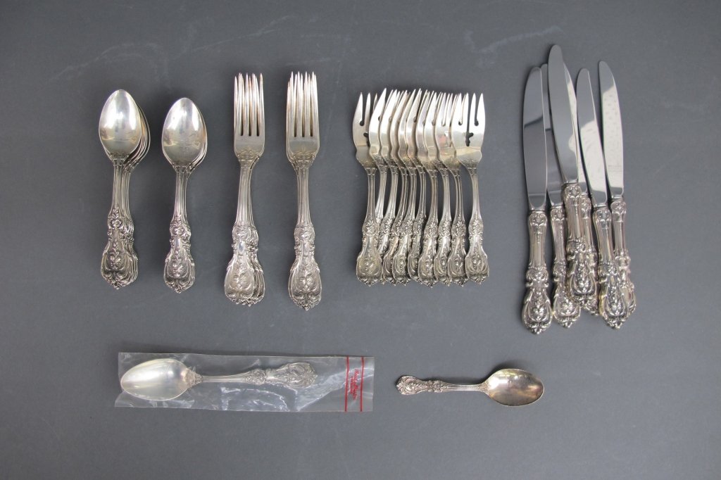 37 Piece Reed and Barton Francis I Flatware: 37 Piece Reed and Barton Francis I Flatware: 6 Dinner Knives, L. 8-7/8"; 7 Dinner Forks, L. 7-1/4"; 10 Salad / Dessert Forks, L. 6-1/8"; 13 Teaspoons, L. 6"; 1 Child Spoon, L. 6-5/8"; 43.02Toz (Knives