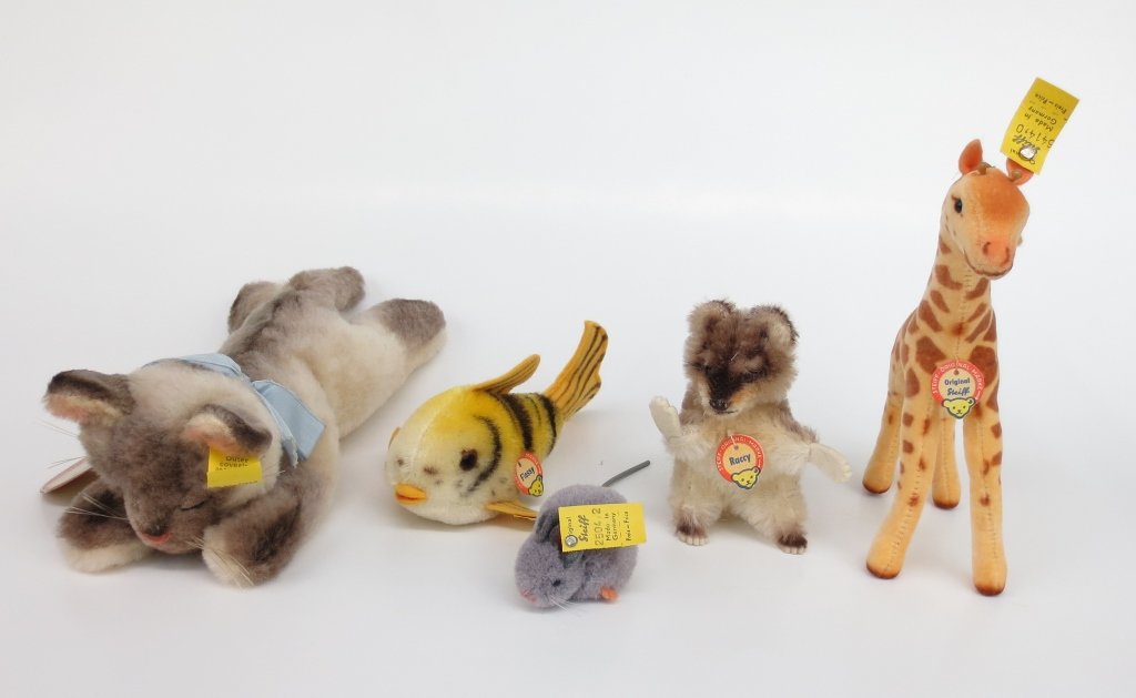 Five Steiff Animals: Five Steiff Animals: "Raccy", H. 3 - 1/2" ; "Cosy Siamy", 7617.00 ; Giraffe, 6414.0; Mouse, 2504.2; "Flossy", 2310.07