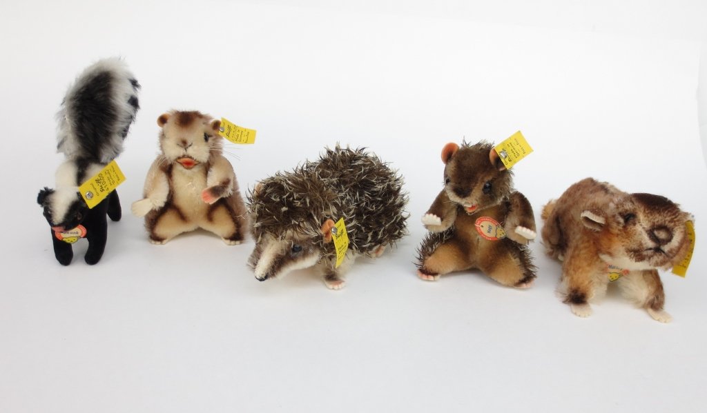 Five Steiff Animals: Five Steiff Anmials: "Skunk" 1410.00; "Joggi" 2312.00 ; Beaver 4310.00 ; "Nagy" 4310.00 ; "Murmy" 2310.00