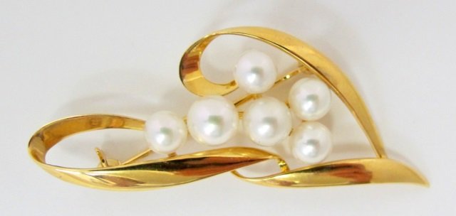 Signed Mikimoto Pearl Brooch 18K: Signed Mikimoto Pearl Brooch 18K, freeform style, AAA akoya pearls measure 5-6MM, H 5MM, W 2MM, 4.2 dwt