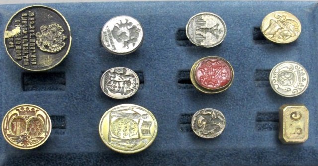 Group of 11, 19 c. and earlier desk seals: 10 in various metals, one a carnelian Intaglio. Largest seal measures 3 cm diameter.,Lifelong collection from the estate of a gentleman seal collector