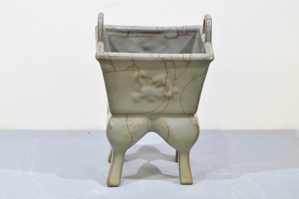 Southern Song Guan Kiln pink green glazed dragon: 南宋官窑粉青釉龙纹四足炉