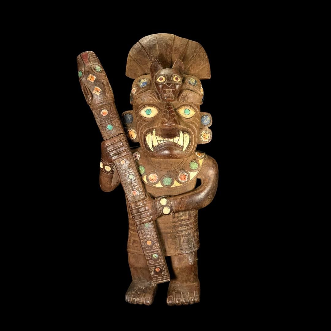 Important Pre-Columbian Chimu wood figure with inlay (1 of 11)