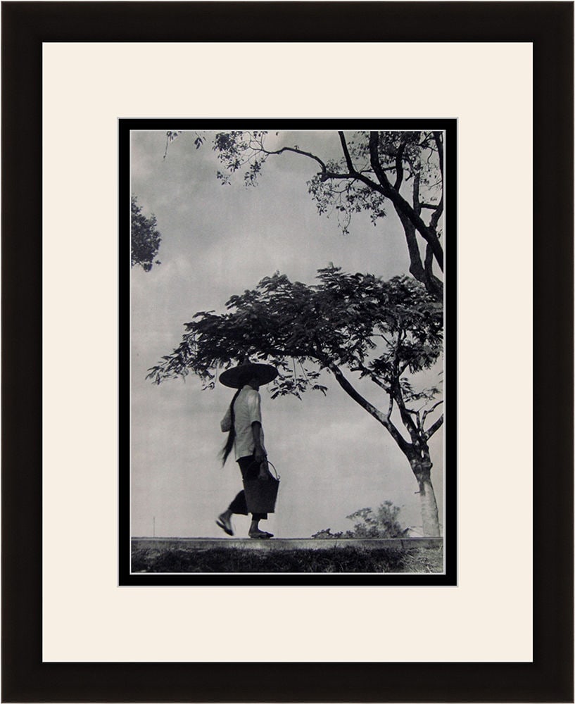 Pierre Verger Chinese Girl 1930's photogravure: Pierre Verger. (Pierre Edouard Leopold Verger, alias Fatumbi or F?t?mb?) (1902 - 1996). Chinese Girl. Antique Photogravure. 1937-1940. Excellent. Teriade. Draeger Freres. Image size 10 x 13 5/8