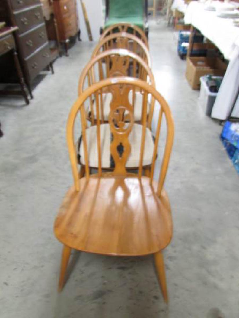 A set of 4 light Ercol 'Fleur-de-lys' dining chairs.: A set of 4 light Ercol 'Fleur-de-lys' dining chairs.