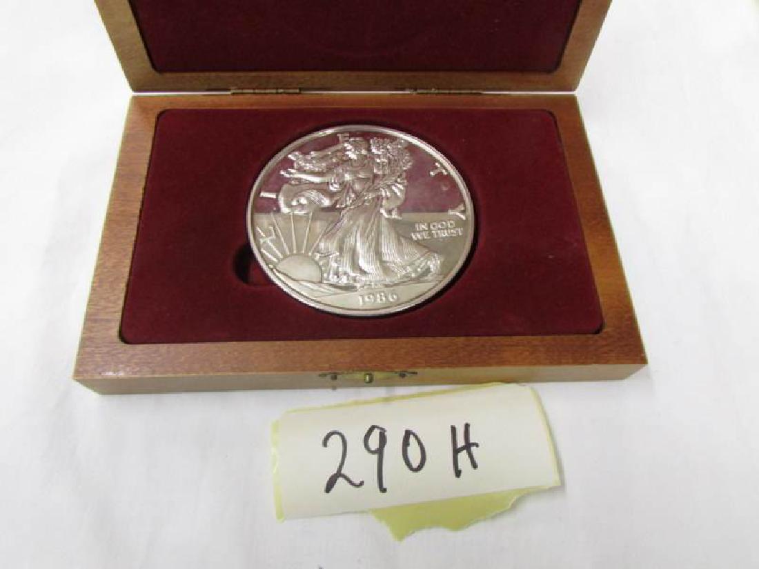 A U.S.A one pound Eagle 1986 Liberty fine silver coin: A U.S.A one pound Eagle 1986 Liberty fine silver coin in case.