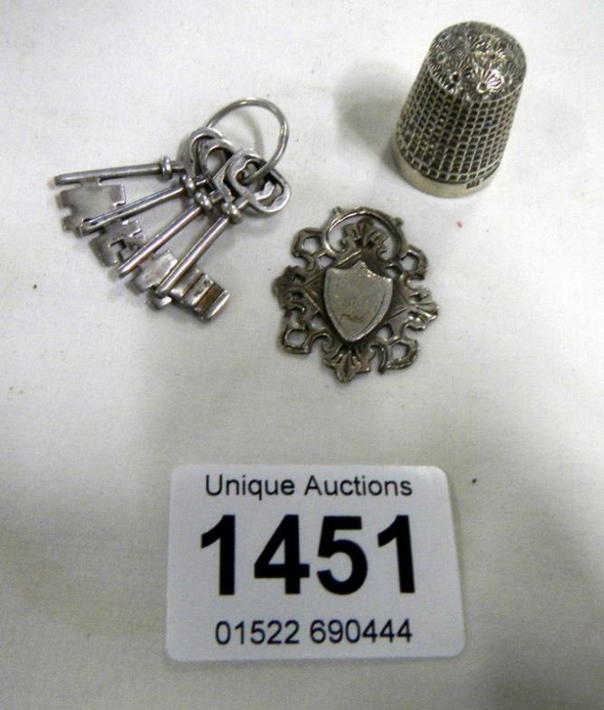 4 silver keys, a silver fob and a silver thimble : 4 silver keys, a silver fob and a silver thimble