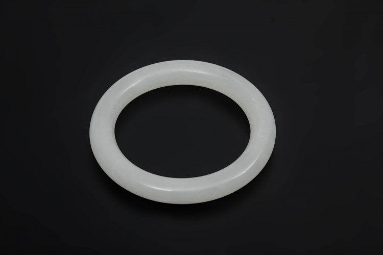 A jade bracelet: China, Qing dynasty, 19th Century An elegant bracelet carved from a single piece of valuable white jade. Diametro 7,5 cm