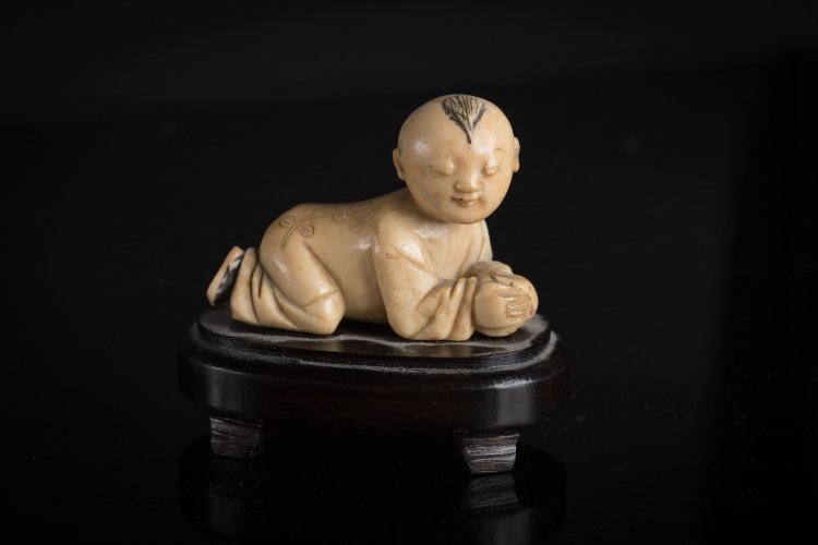 A soapstone sculpture of a young boy: China, Qing Dynasty, 18th Century Carving in white steatite depicting a young boy on all fours. l 5,5 cm