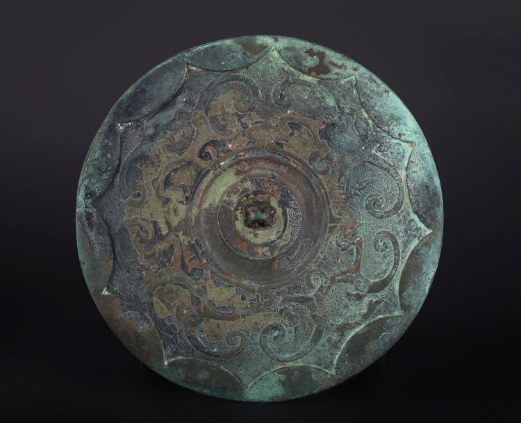 A bronze mirror: China, Han (?) Dynasty Circular shape with stylised decoration portraying mythological animals. Diametro 18,5 cm
