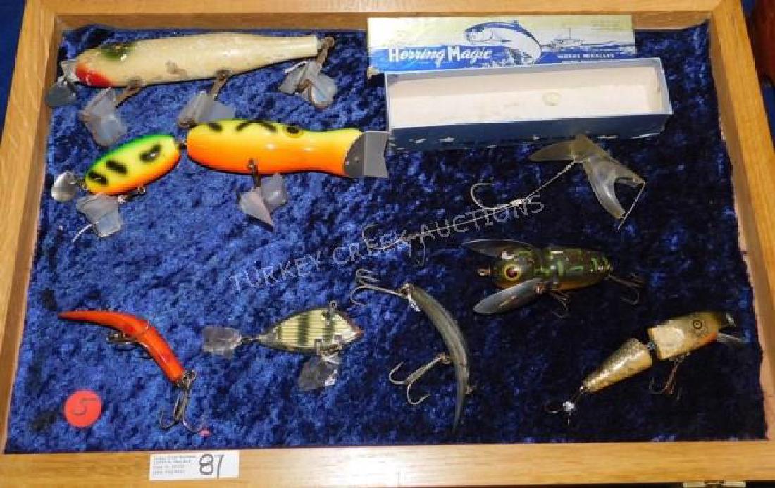 8 PIECE VINTAGE FISHING LURES INCLUDING CREEK: CHUB WOODEN LURE, PFLUGER WOOD LURE, WOODEN HEDDON CRAZY CRAWLER & HERRING MAGIC W/ BOX