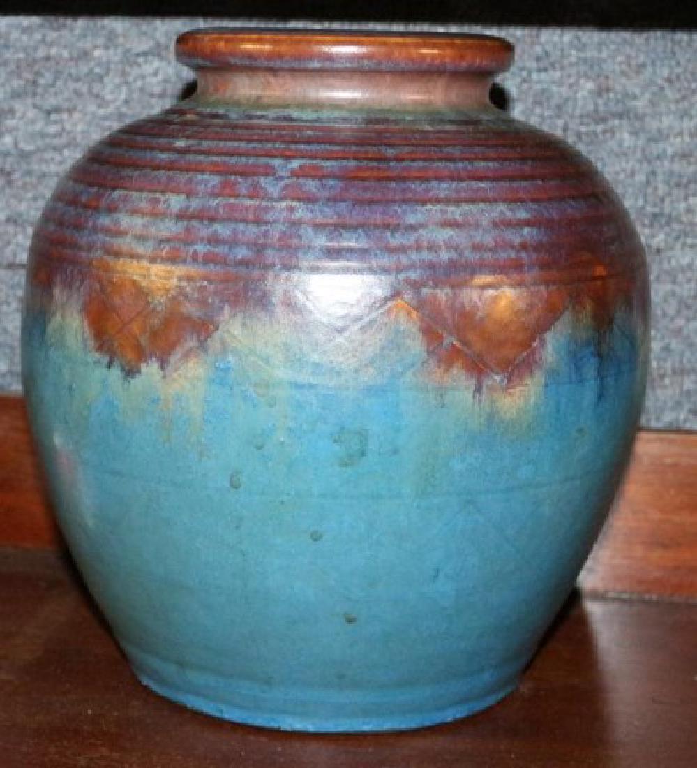 MID CENTURY BOURNE DENBY ENGLAND ART: POTTERY VASE, SIGNED DANESBY WARE, AMAZING BROWN & BLUE COLOR COMBINATION W/ TURNED TEXTURED TOP, 9" T X 8" DIAMETER AT WIDEST POINT