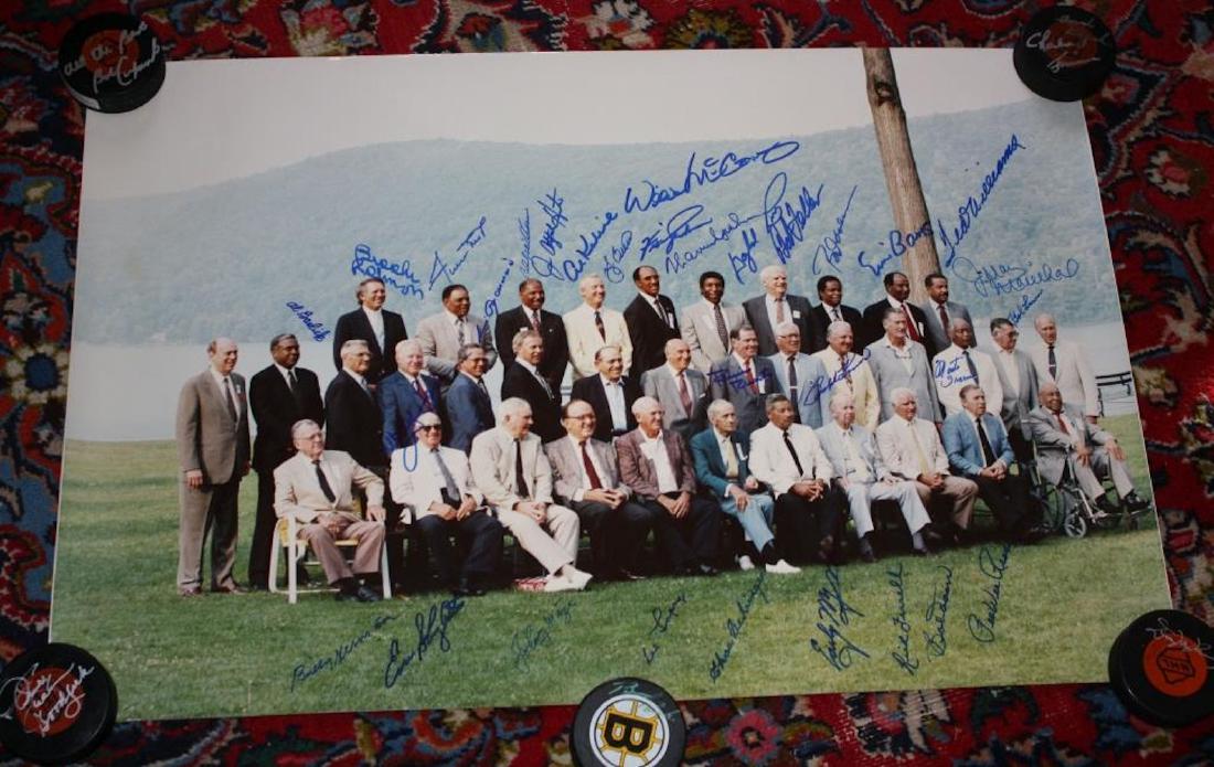 LARGE COLORED PHOTO OF HALL OF FAME BASEBALL: PLAYERS SIGNED BY TED WILLIAMS, YOGI BERRA, AL KALINE, GAYLORD PERRY, WHITEY FORD, ERNIE BANKS, ROBIN ROBERTS, BOBBY DOERR, BROOKS ROBINSON, ENOS SLAUGHTER, BOB FELLER, WILLIE MCCOVEY, BOB LEMON, MONT