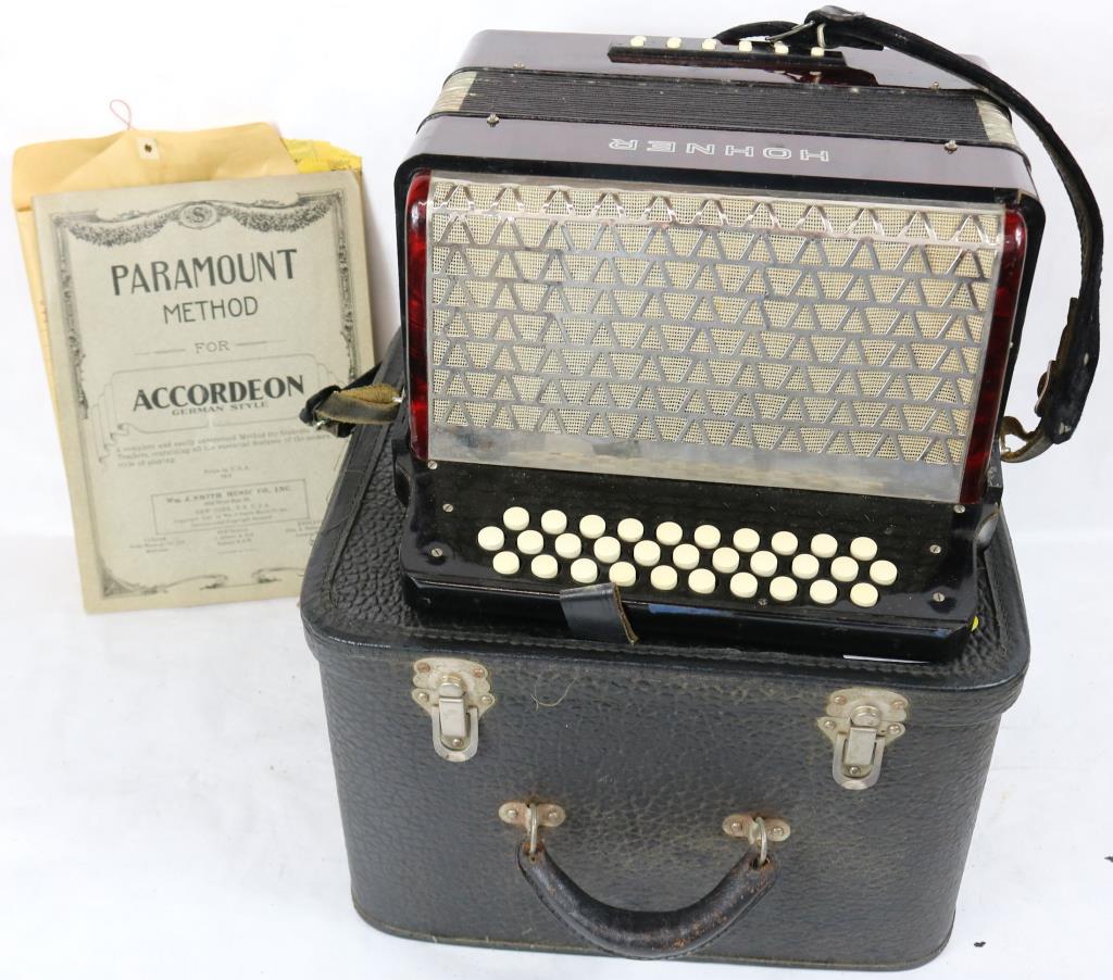 HOMER GERMAN STYLE ACCORDION IN ORIGINAL CASE: WITH OWNERS MANUAL & MUSIC
