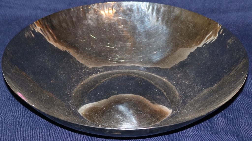 MID CENTURY MODERN HAMMERED METAL DISH BY MICHAEL: ARAM, ARTIST SIGNED