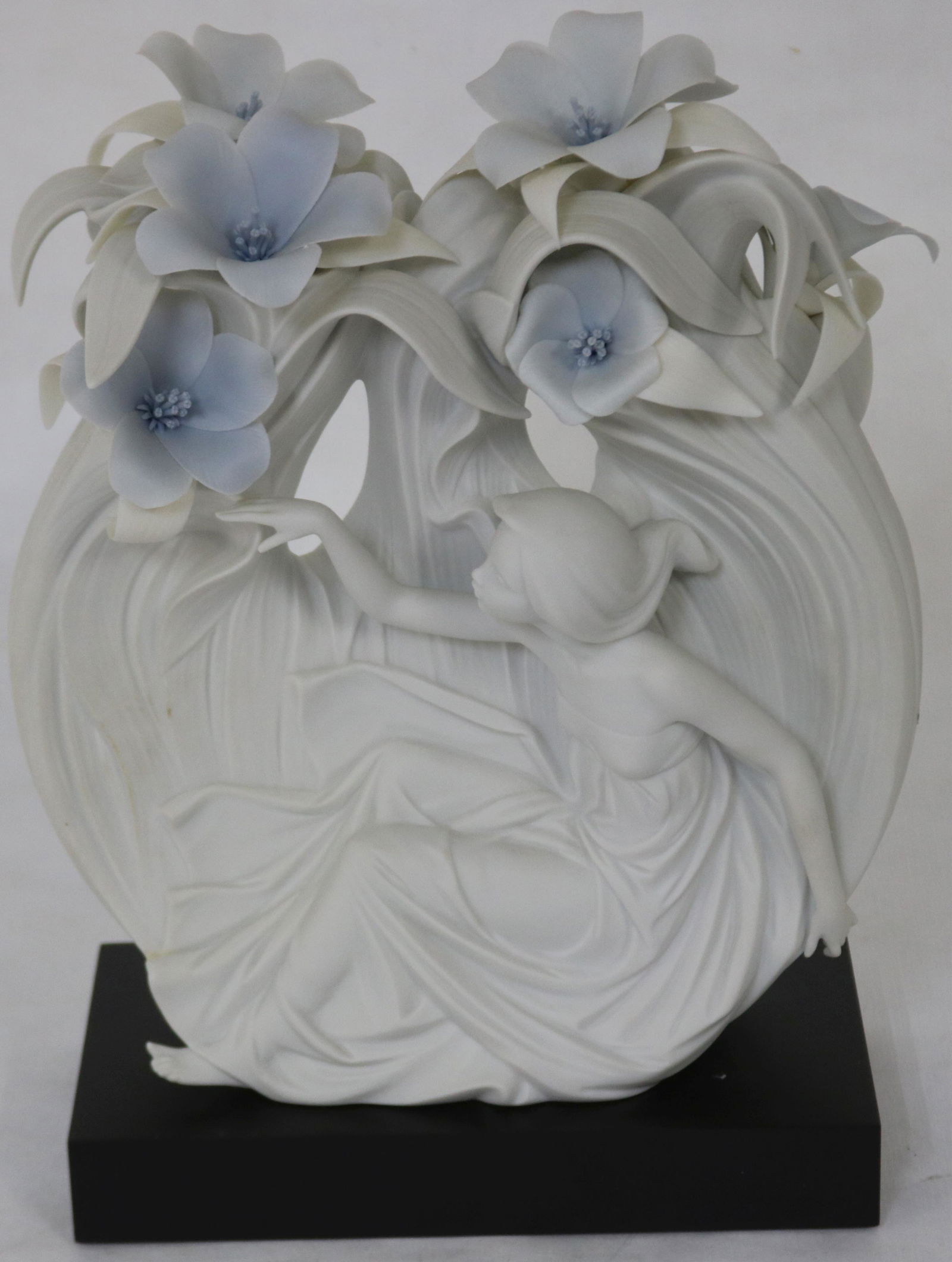 LLADRO FIGURE OF SEATED YOUNG GIRL AND FLOWERS, (1 of 2)