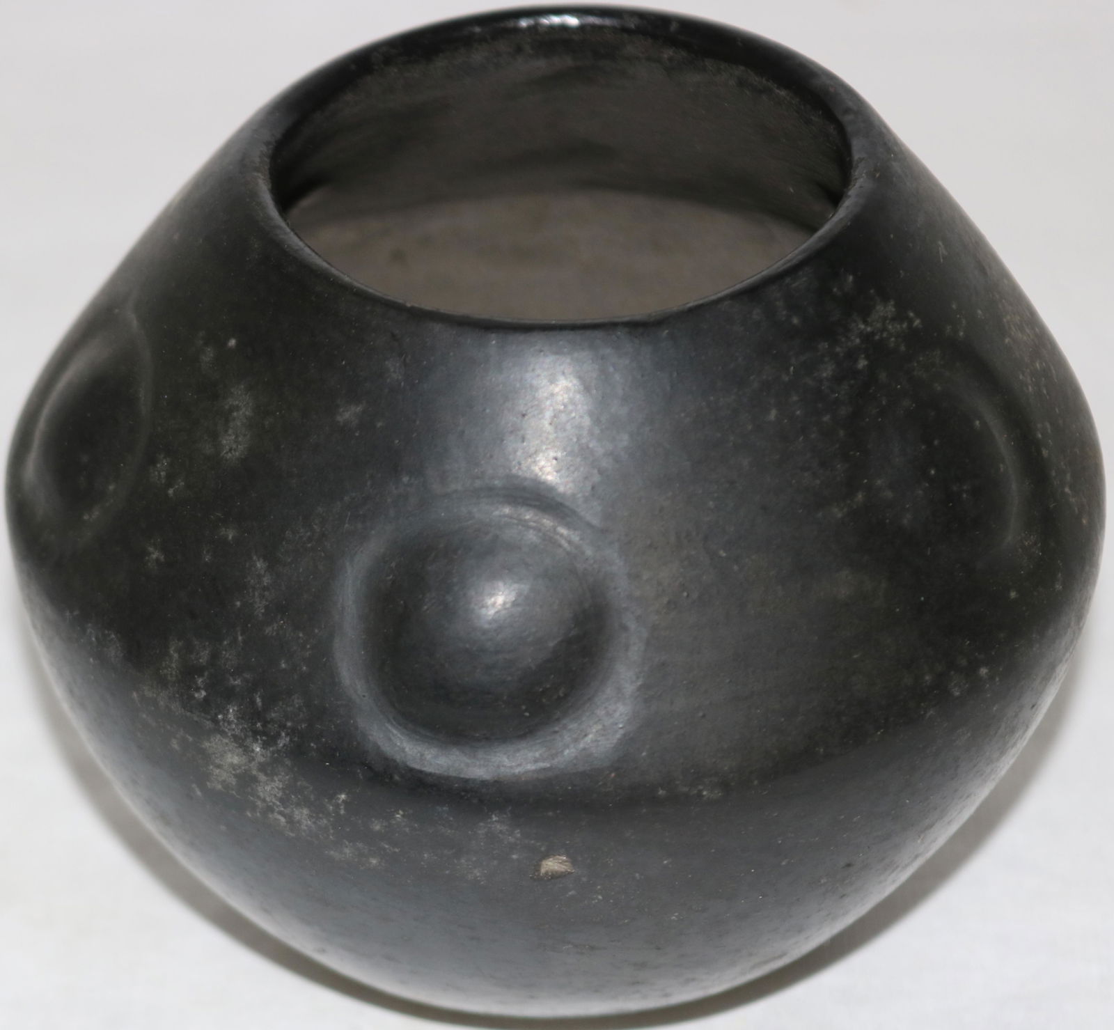 SANTA CLARA STYLE POT WITH UNUSUAL CIRCULAR (1 of 3)