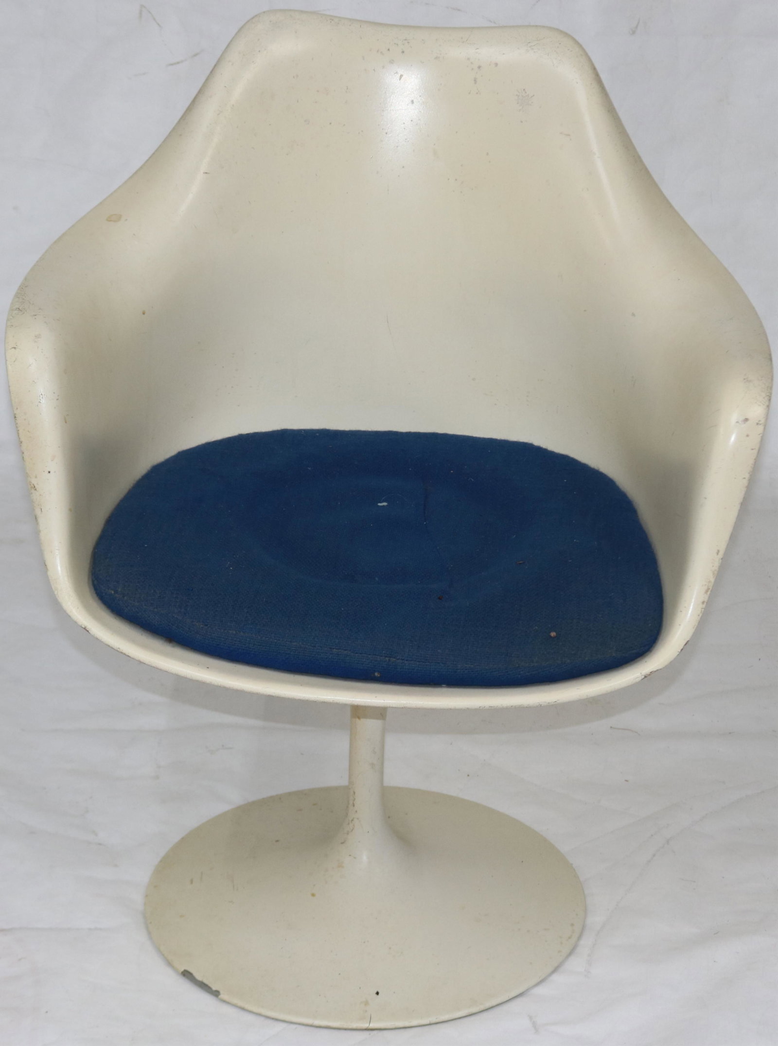 MID CENTURY KNOLL MOLDED FIBERGLASS ARM CHAIR,: AGE APPROPRIATE WEAR, 32" H, 25 1/2" W, 22" DEEP, ORIGINAL LABEL, IRON BASE