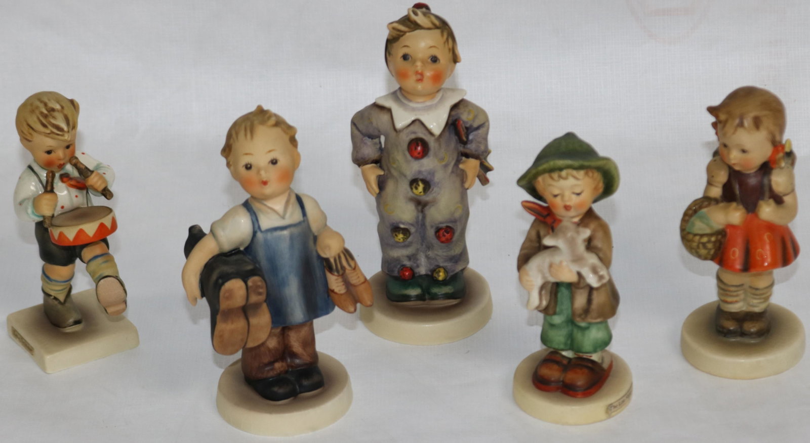 LOT OF 5 HUMMELS, 4 1/4" - 5 1/4" H TO INCLUDE: #82/0 FULL BEE, 682/0, #328 THREE LINE, 143/0 AND 240 STYLIZED BEE, CLOWN HAS LIGHT CHIP TO TOP