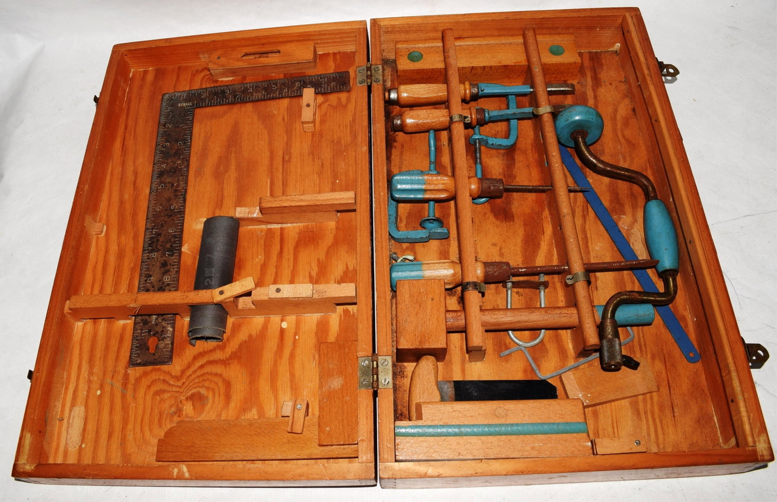 HANDY ANDY CARPENTER'S TOOL CHEST WITH CHISELS,: SCREWDRIVERS, CLAMPS & BLOCK PLANE 17.75" H X 11" X 22" O