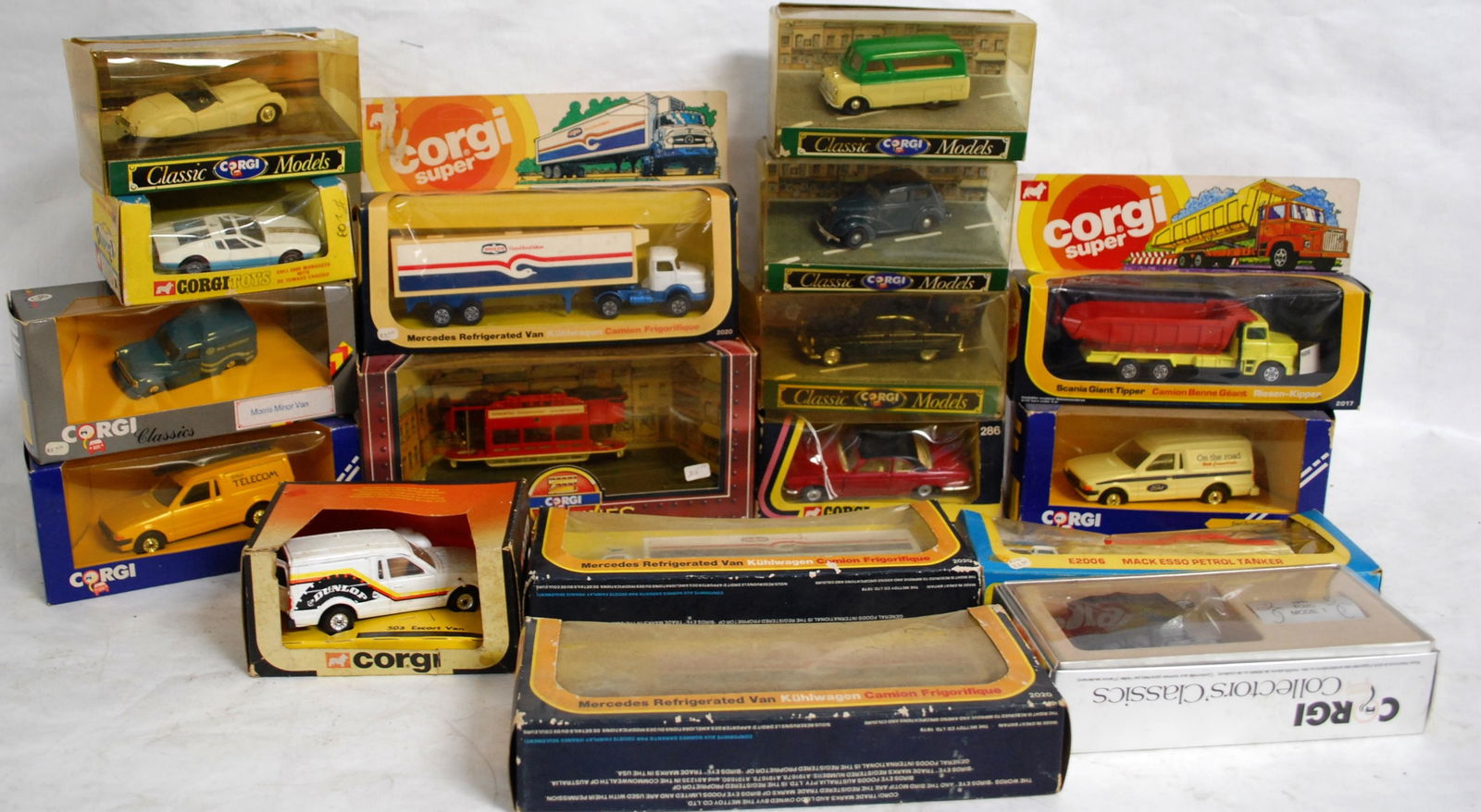 17 CORGI CARS IN BOX: FORD VAN, TRAMLINES, JAGUAR: XJ12C, MORRIS VAN, CORGI SUPER TRUCKS, COLLECTOR CLASSICS, & CLASSIC MODELS - SOME WEAR TO BOXES