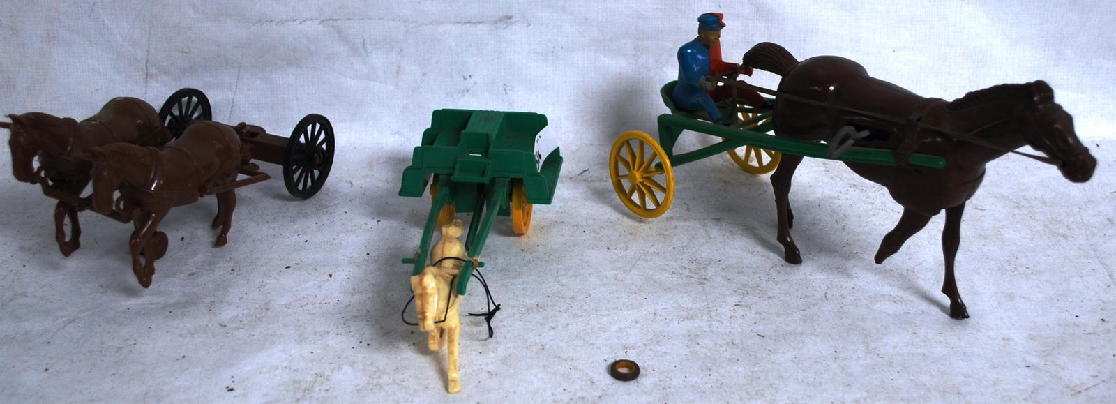 THREE PLASTIC HORSE: WOLVERINE MADE SULKY HORSE: WIND UP TOY, TWO HORSES WITHOUT CARRIAGE & RACE HORSE