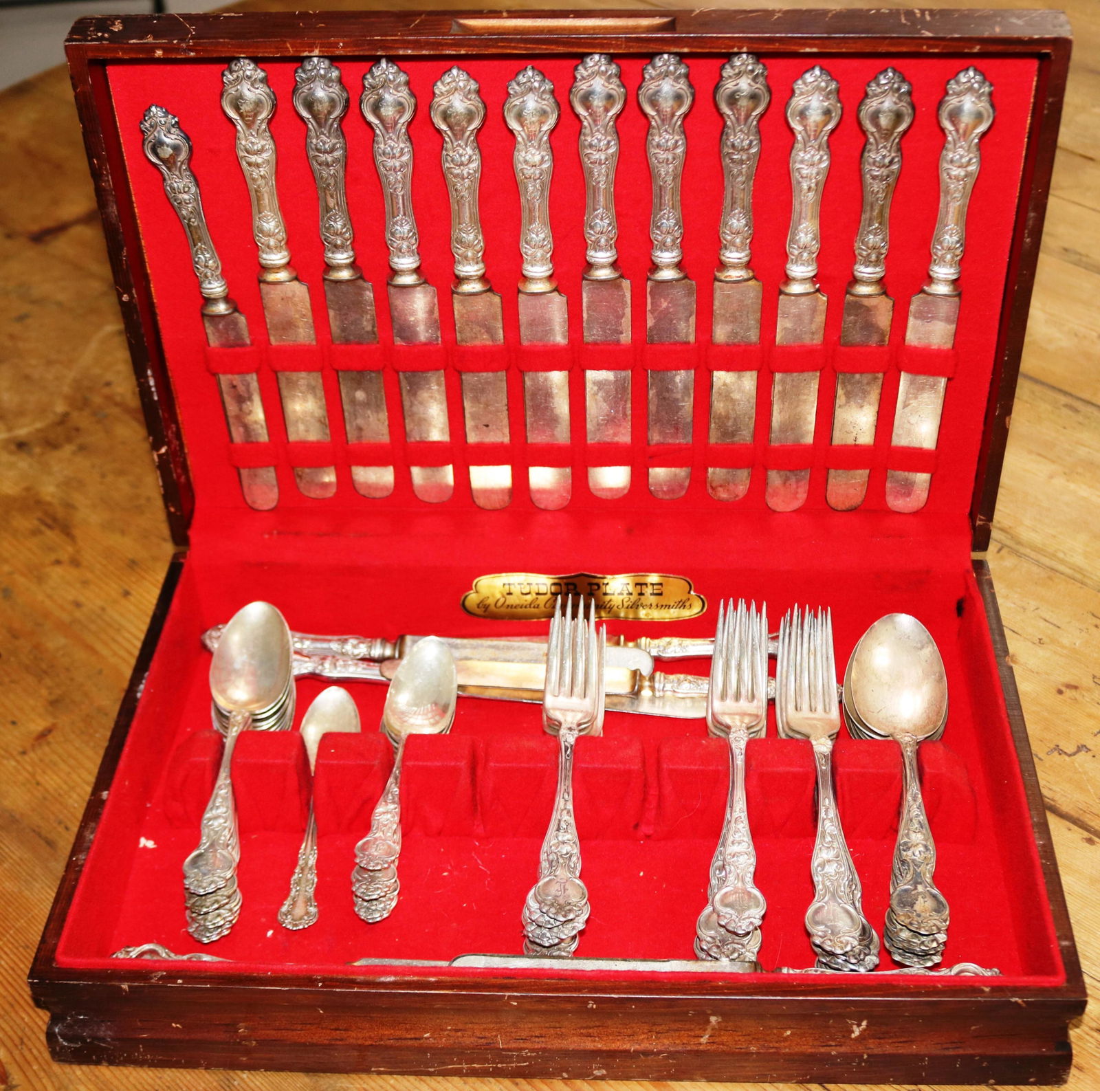 STERLING FLATWARE 66 PIECE BY ROGERS ? ART: NOUVEAU FLORAL DESIGN S TO INCLUDE. 9- 7" SPOONS, 8- 5 3/4" SPOONS, 10- 7 1/2" DINNER FORKS, 10- 7 1/4" FORKS, 9- 9" HANDLE KNIVES, 11 - 9 1/2" KNIVES 60.62 WEIGHABLE OUNCES & 20 HANDLES
