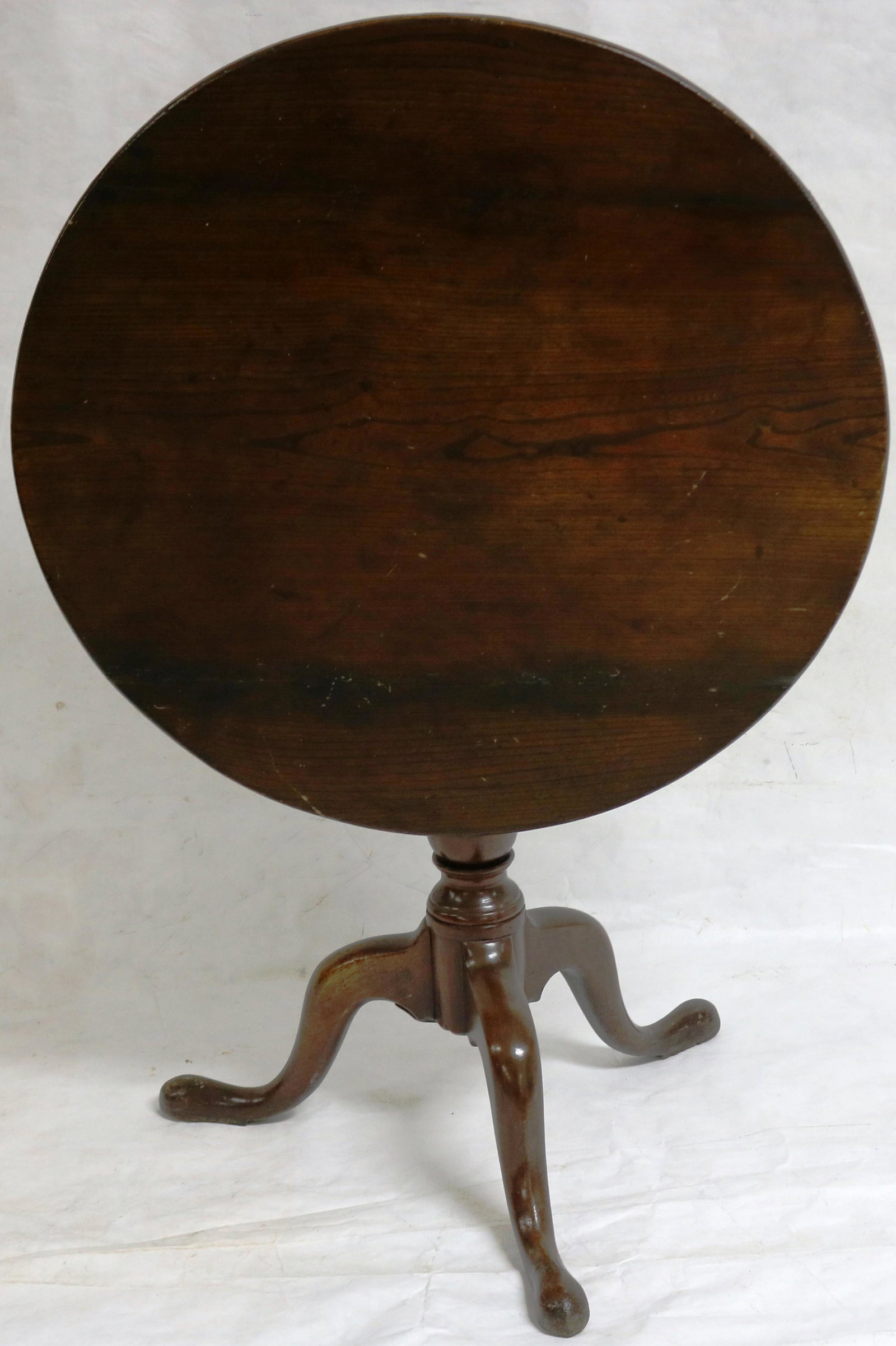 18TH C. ENGLISH QUEEN ANNE STYLE TIP TOP TABLE,: ROUND TOP, PAD FEET, TURNED SHAFT, 29" H, 31 1/2" DIA.