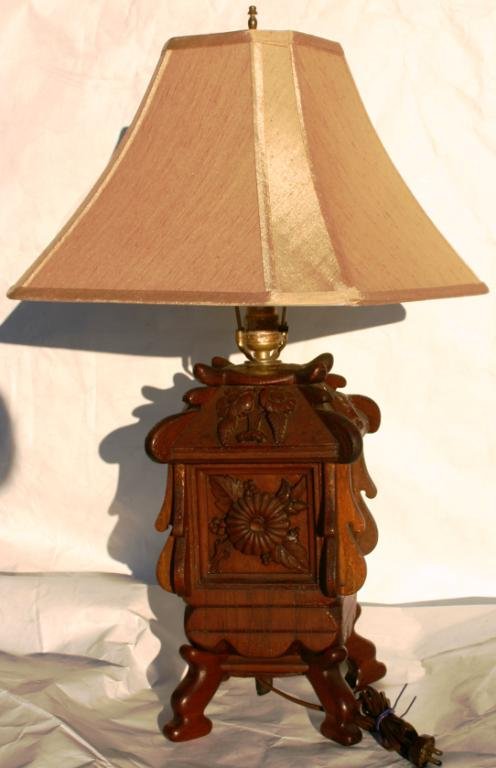 UNUSUAL TRAMP ART TABLE LAMP OLD NATURAL FINISH, A: UNUSUAL TRAMP ART TABLE LAMP OLD NATURAL FINISH, APPROX. 28" OVERALL HEIGHT