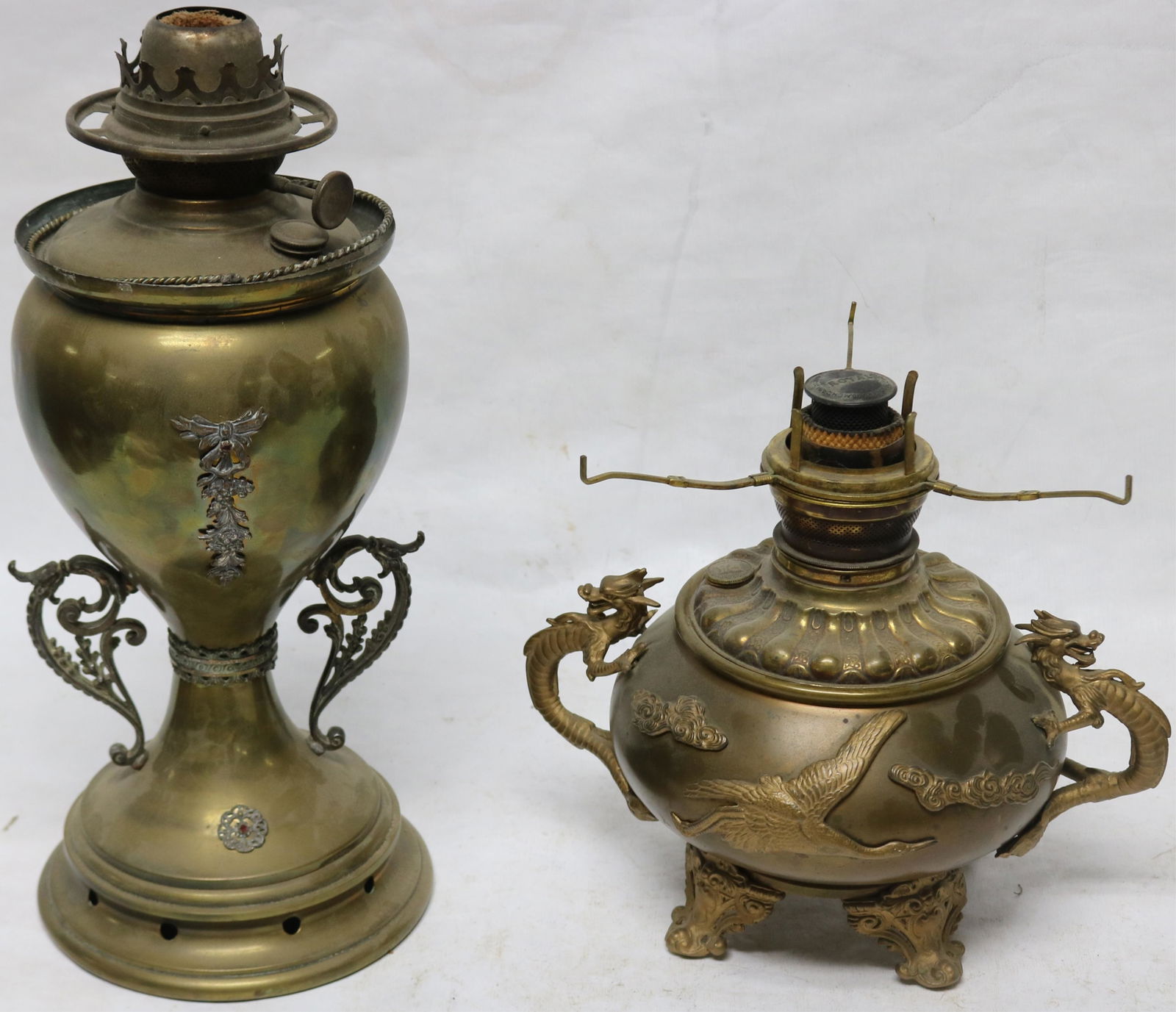 TWO VICTORIAN PARLOR LAMPS, OIL BURNERS, TROPHY (1 of 3)