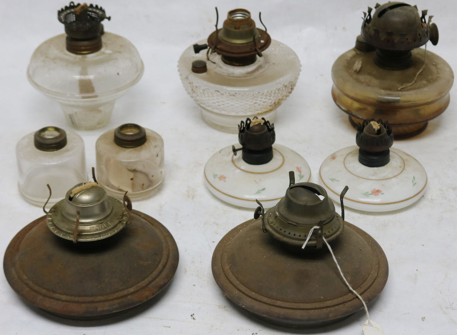 COLLECTION OF 9 FLUID LAMPS FOR BRACKET & OTHER (1 of 6)