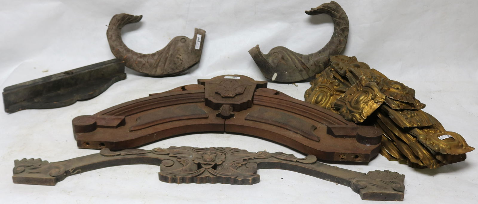LOT OF WOOD & BRASS ITEMS TO INCLUDE PAIR CARVED (1 of 3)