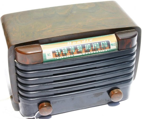 BENDIX 1946 TABLE RADIO, MODEL 526 C SERIAL 161694,: BENDIX 1946 TABLE RADIO, MODEL 526 C SERIAL 161694, CATALIN BLACK, WITH WALNUT GREEN IN DIAL