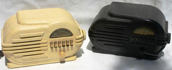 TWO BELMONT 1946 TABLE RADIOS MODELS 6D 111, PLASTI: TWO BELMONT 1946 TABLE RADIOS MODELS 6D 111, PLASTIC CASES, ONE IS IVORY, OTHER IS WALNUT BROWN, SHOWS SOME STAINS