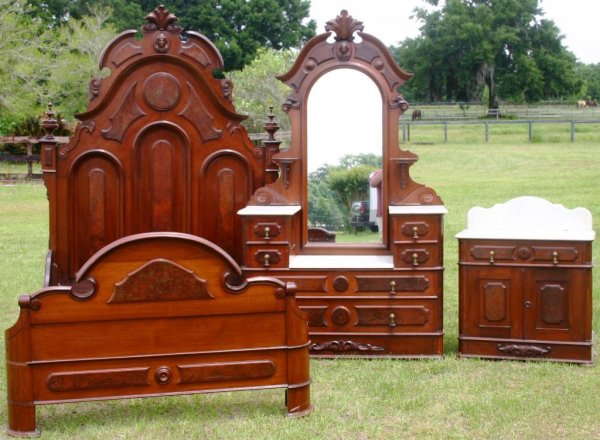 ORNATE VICTORIAN WALNUT MARBLE TOP 3 PC. BEDROOM S: ORNATE VICTORIAN WALNUT MARBLE TOP 3 PC. BEDROOM SET, WITH CARVED LADIES HEADS, BURL PANELS, ATTRIBUTED TO JELLIFF
