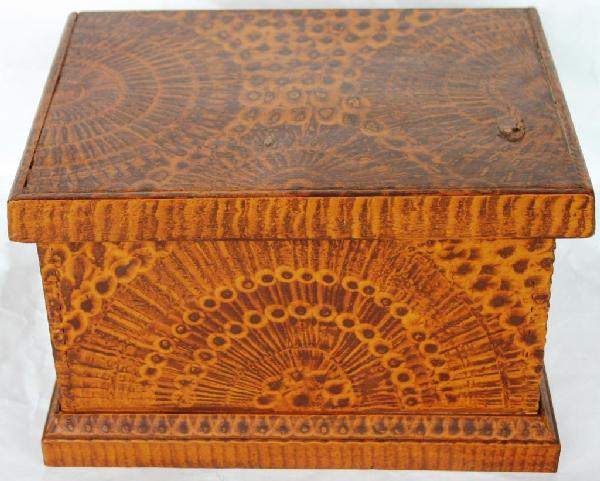 GRAIN PAINTED LIFT TOP BOX, EARLY 20TH C.: 7 1/2" H, 12" W, 9" D
