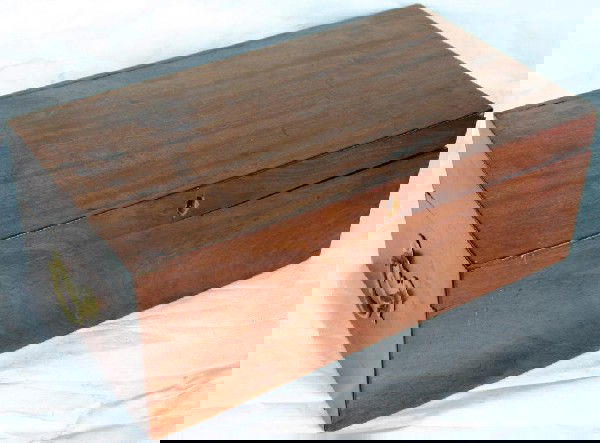 19TH C. WALNUT TRAVELING LAP DESK: 7" H, 18 1/2" W, 10 1/2" D